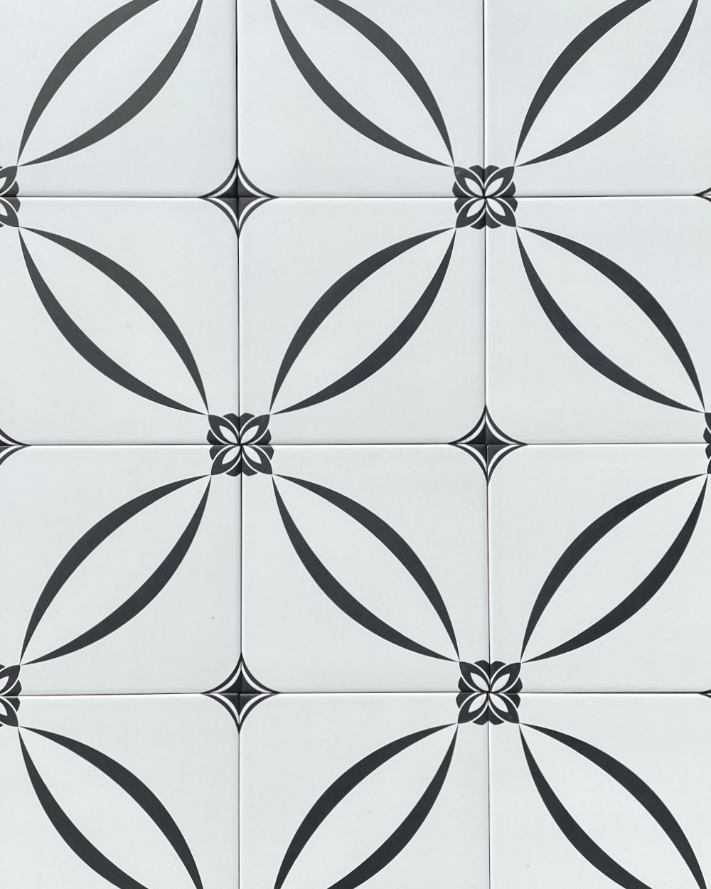 Classic floor tile 20x20 R10 B with floral pattern White Black | Sample Shipping