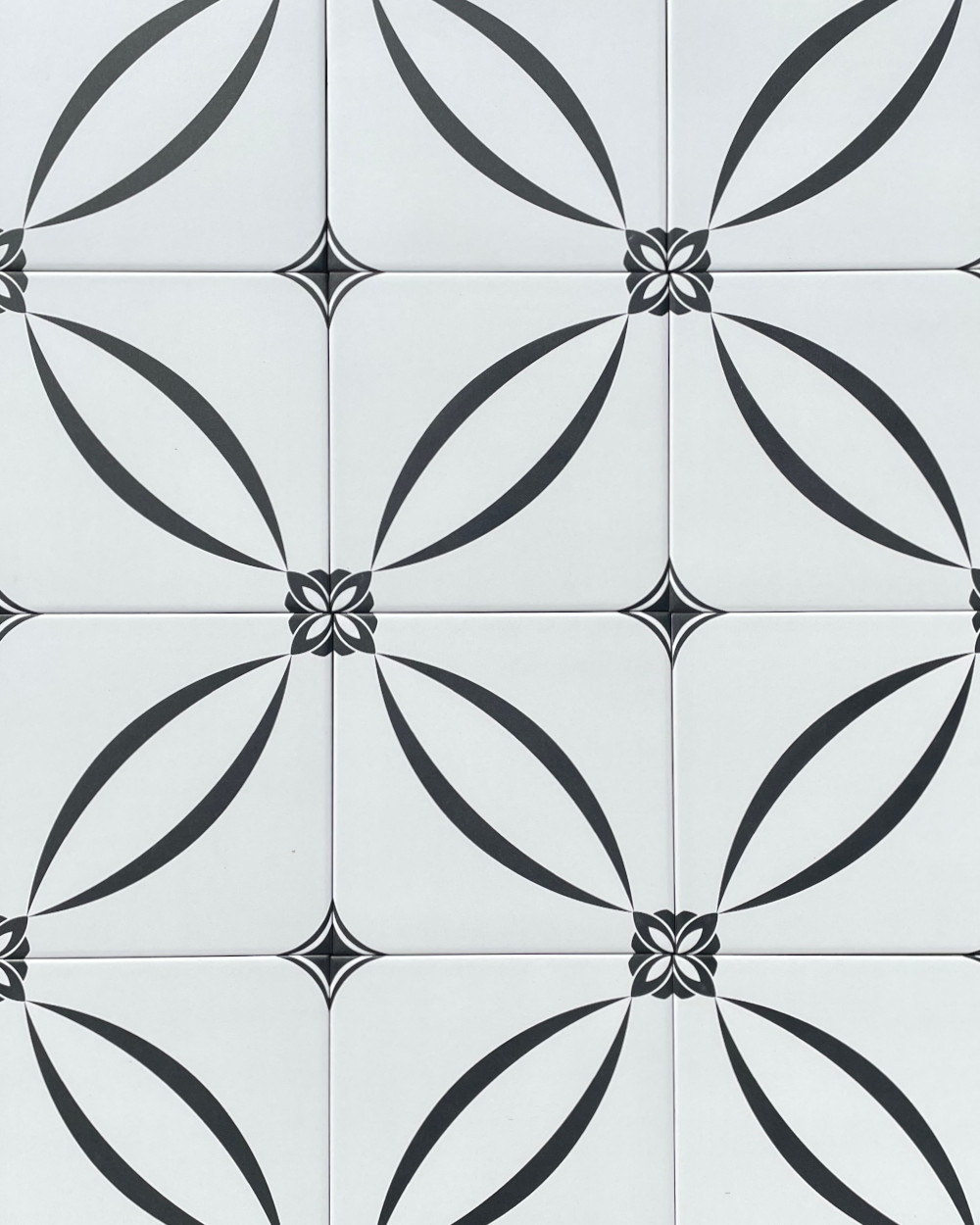 Klassische Bodenfliese 20x20 R10 B mit floralem Muster Weiß Schwarz | MUSTERVERSAND