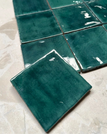 Nour Emerald – Zellige-Wandfliese in Grün, 10x10 cm